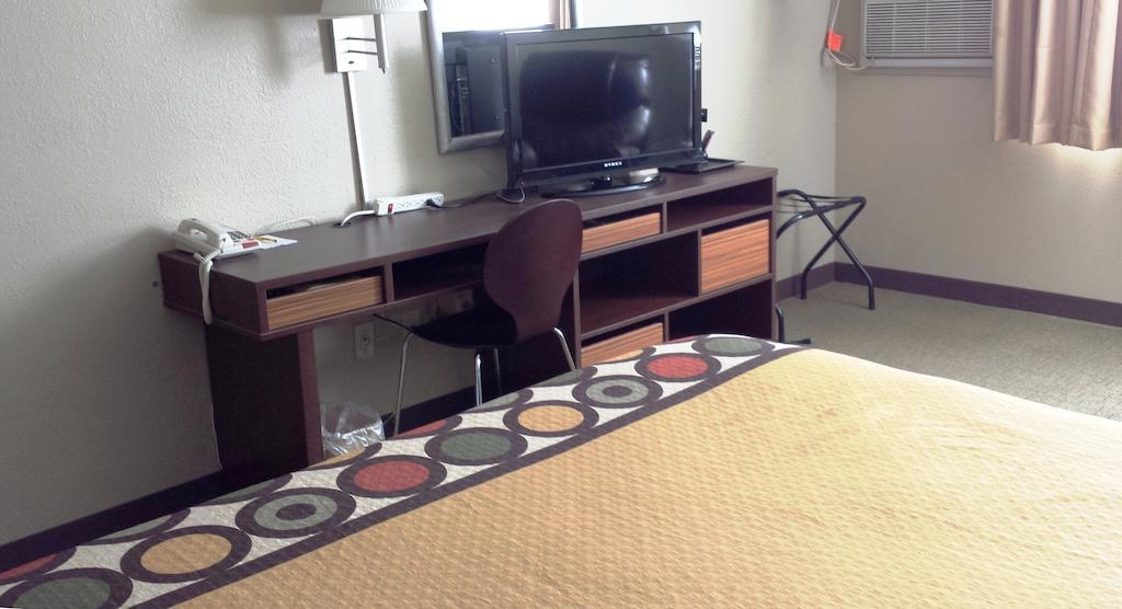 Super 8 By Wyndham Sioux Falls Near Convention Center Room photo