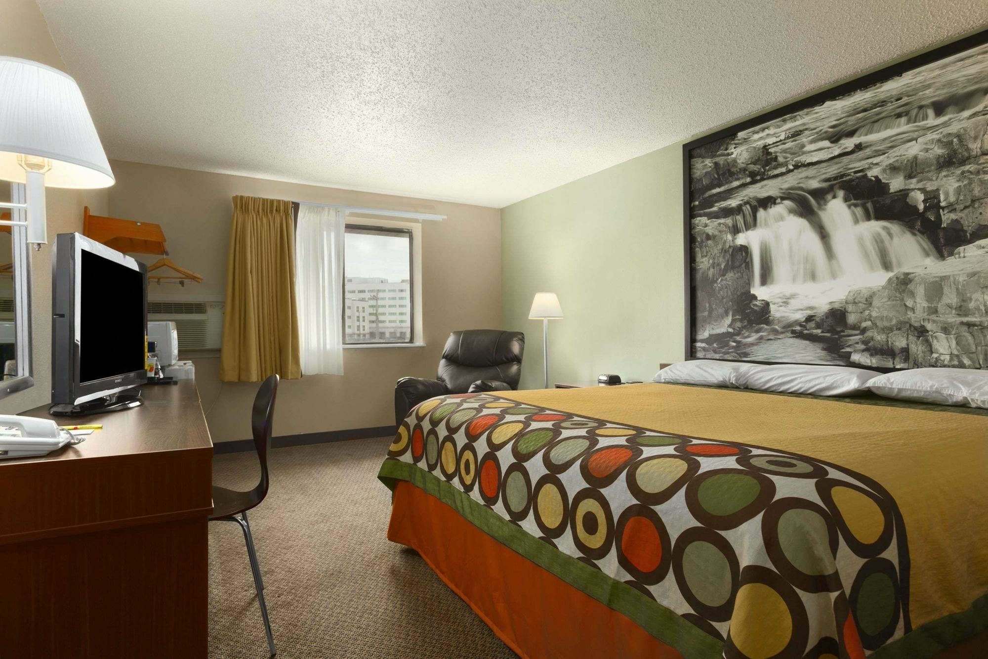 Super 8 By Wyndham Sioux Falls Near Convention Center Exterior photo